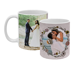 tazza matrimonio con stampa panoramica di 3 foto e cornice centrale rotonda con fiori