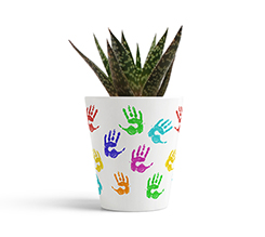 vaso in ceramica per maestra manine colorate