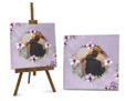 Mattonella con cornice di fiori su sfondo viola