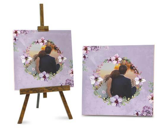 Mattonella con cornice di fiori su sfondo viola