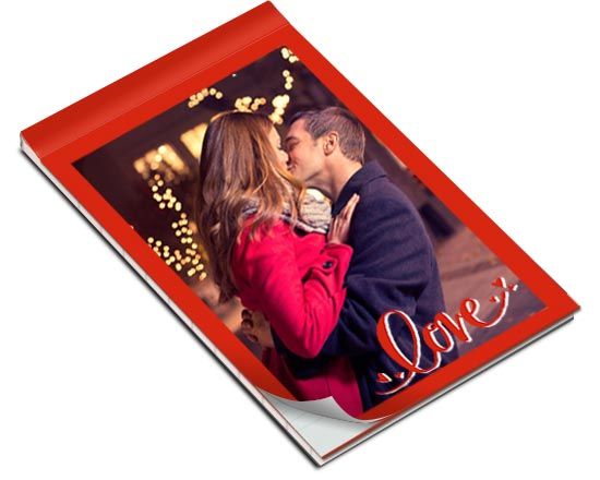 Il block notes con la copertina dalla cornice rossa e scritta