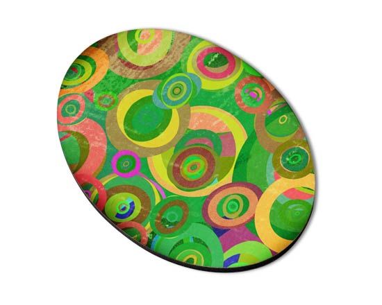 calamita in masonite ovale con grafica astratta