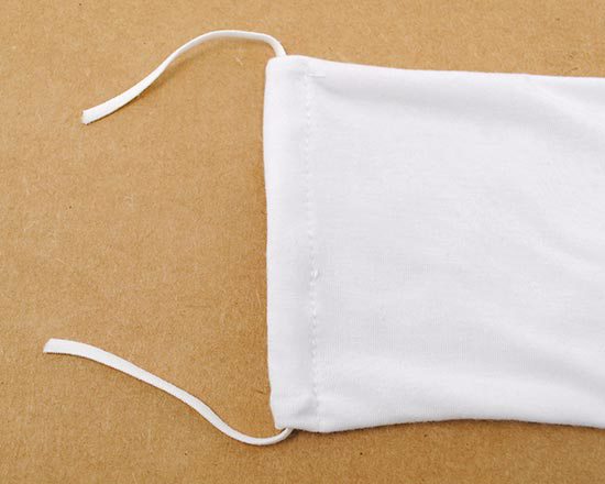 Annoda l'elastico laterale all'altezza che preferisci per rendere la mascherina adatta a tutti i bambini