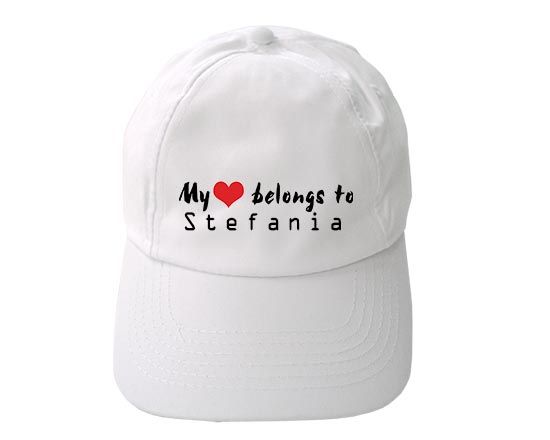 Un cappello dalla grafica stilizzata da scritta nera