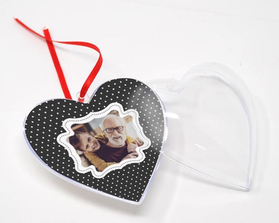 personalizza l'interno della palla di Natae a forma di cuore