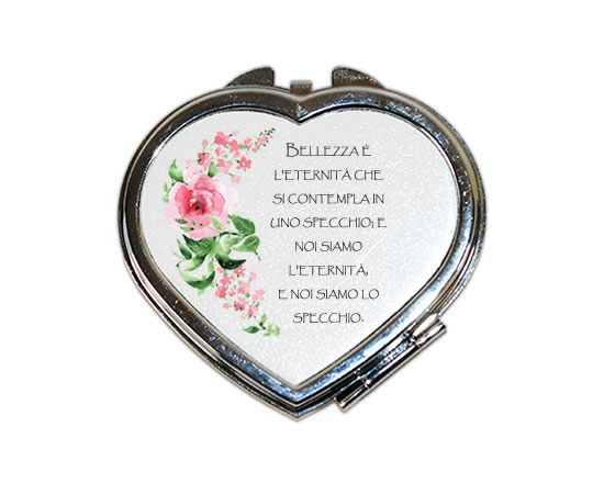 Lo specchietto a forma di cuore