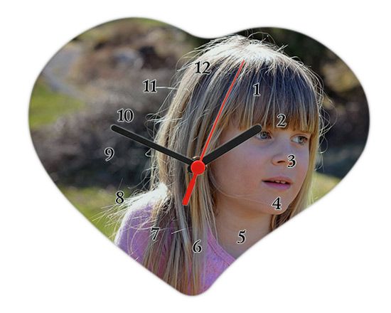 Numeri stilizzati su foto orologio