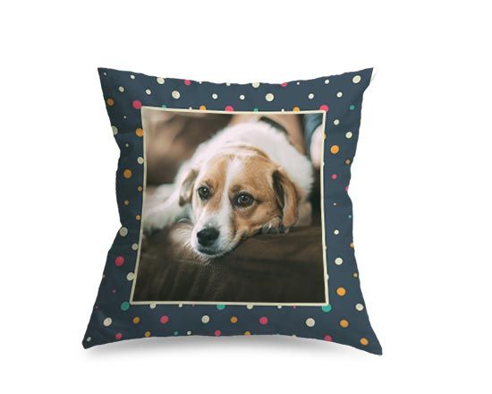 Cuscino dallo sfondo blu con pois colorati