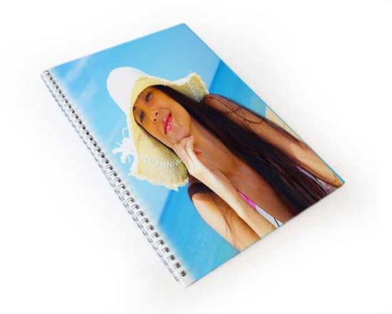 Divertiti a personalizzare il quaderno A4 con immagini, foto, grafiche e frasi, per rendere più belli i tuoi giorni a scuola.