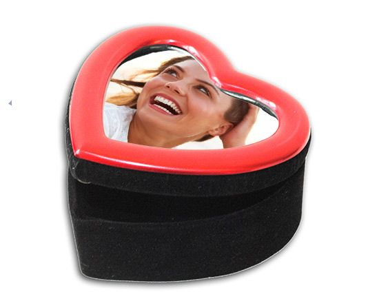 portagioie a forma di cuore rifinito in rosso