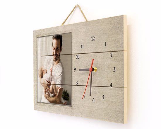 Appendi il tuo orologio su listelli in legno, con l'apposita cordicella posta sul retro