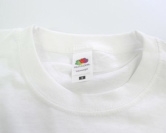 Dettaglio rifinitura collo t-shirt