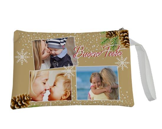 Pochette con pigne, ramoscelli e neve