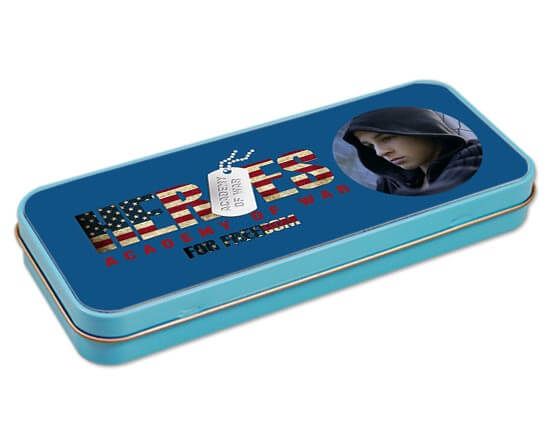 Il portapenne in metallo con grafica eroica