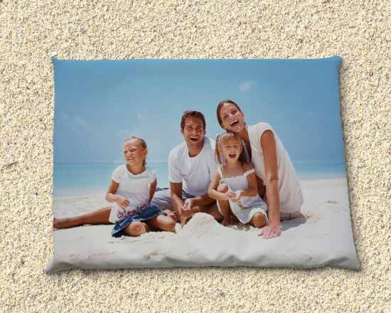 cuscino mare personalizzato con foto di famiglia in spiaggia