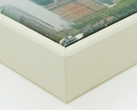 Tela americana con cornice bianca