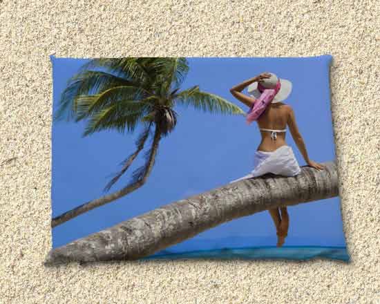 Cuscino mare personalizzato con foto di donna su una palma