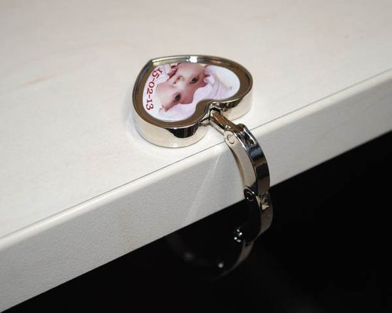 poggiaborse personalizzato ideale da utilizzare come bomboniera per i vari eventi