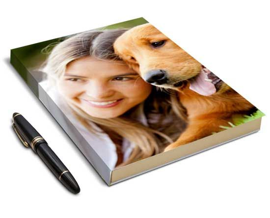 libro degli animali con immagine di ragazza che abbraccia un cane
