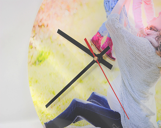 orologio in plexiglass con lancette in metallo