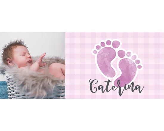 Grafica con sfondo rosa e impronte