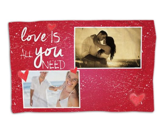 La coperta romentica dalla grafica rossa e scritta bianca