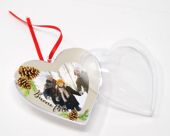 palla di natale a forma di cuore con grafica e foto
