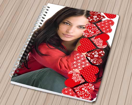 quaderno con spirale e grafica con cuori rossi