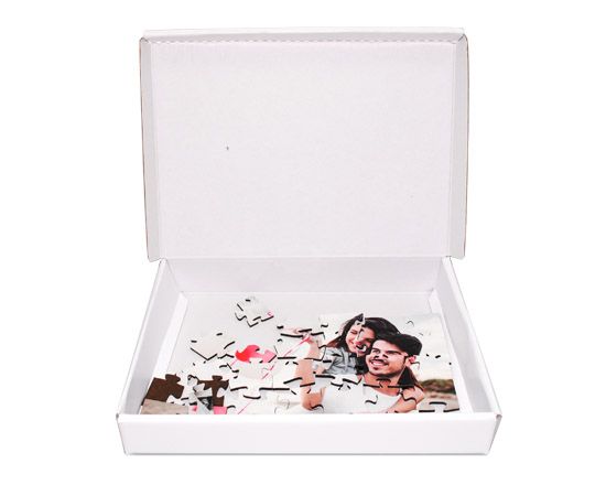 scatola aperta per racchiudere i pezzi del puzzle