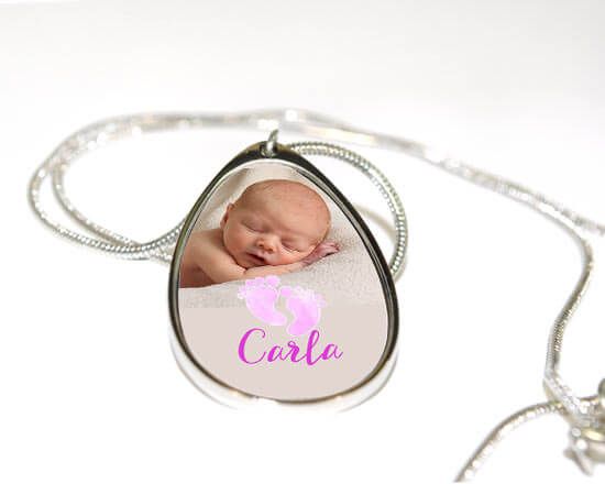 Collana con pendente a goccia e grafica con piedini