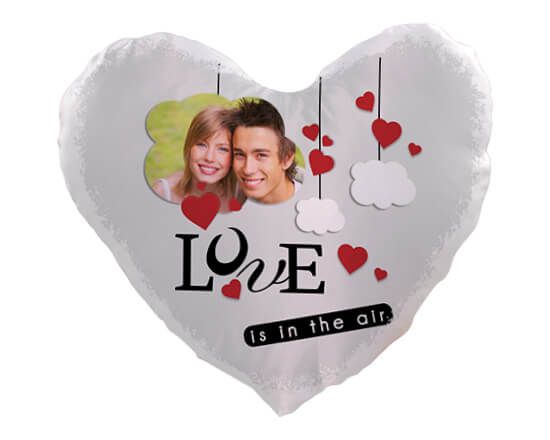Cuscino cuore in raso con grafica romantica