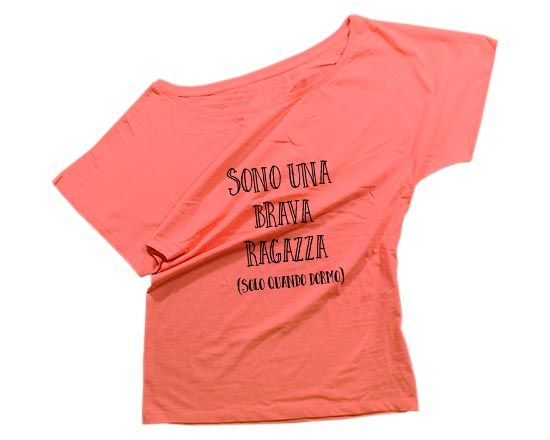 T-shirt donna in cotone con scollo largo e grafica