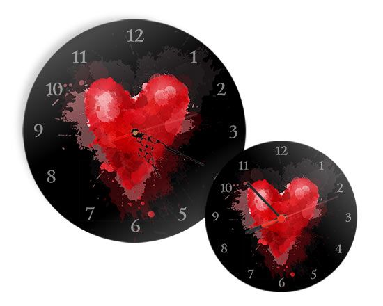 Foto orologio in legno con cuore rosso