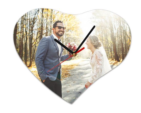 foto orologio da parete a cuore in legno