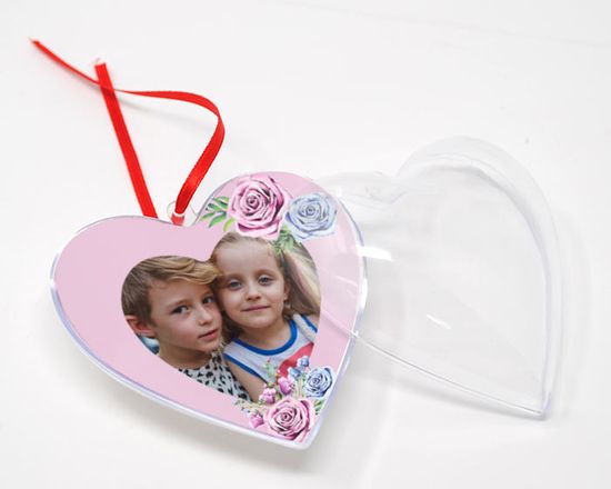 palla di natale a cuore con grafica