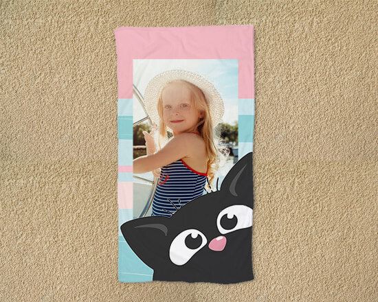 Telo mare con il tenero gattino