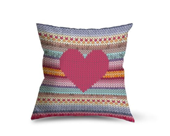 Cuscino soffice in pile, con grafica colorata e cuore centrale