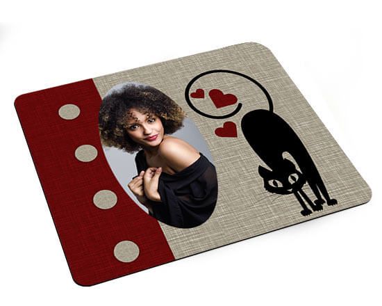 Il tappetino con il piccolo gattino nero