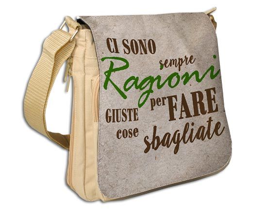 La tracolla con la grafica con la scritta stilizzata