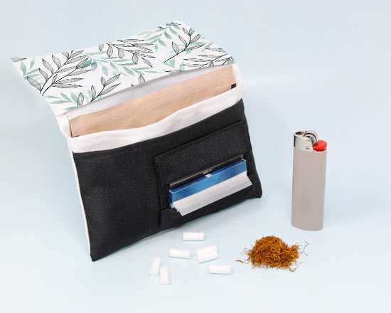 Portatabacco con interno stampato e scompartimenti per l'occorrente