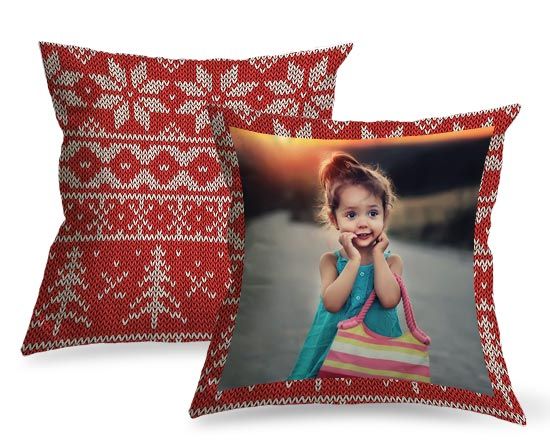 Il cuscino in pile con la grafica natalizia