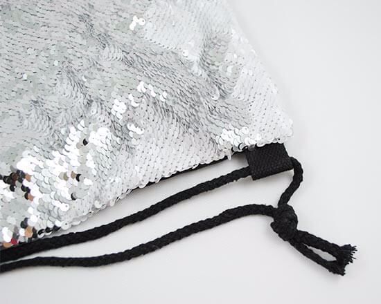 Dettagli rifinitura acca zaino con paillettes