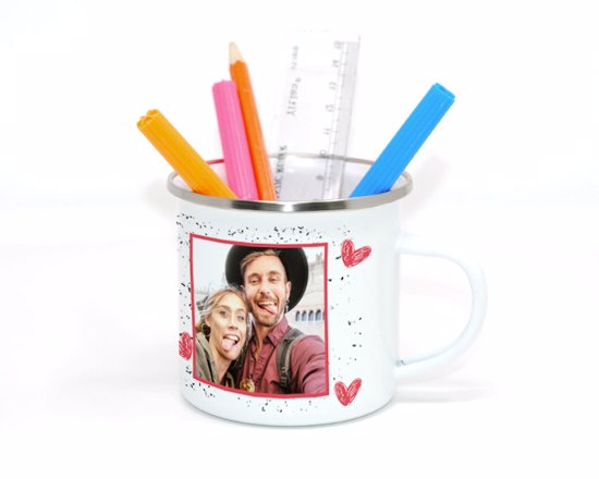 Usa la tazza come decorazione per interni o esterni o come portapenne.