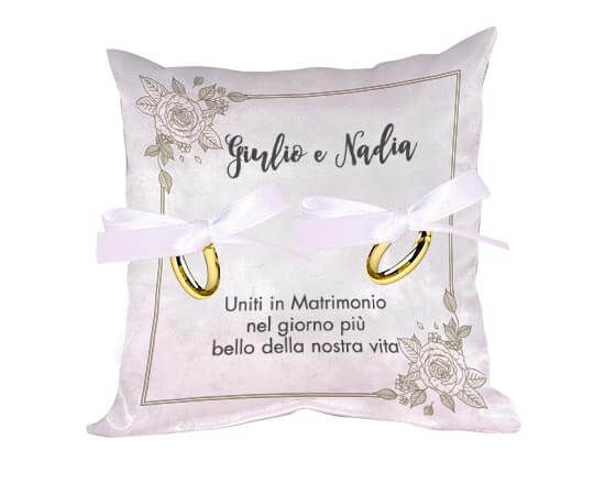 Cuscino portafedi con cornice di rose