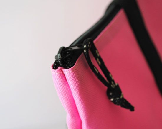 particolare della chiusura a zip