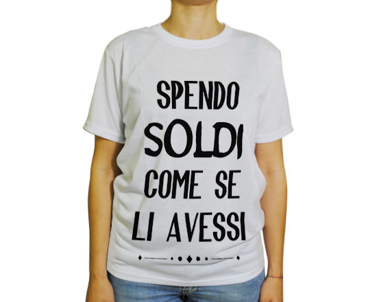 Maglietta full print con scritta "spendo soldi come se li avessi"