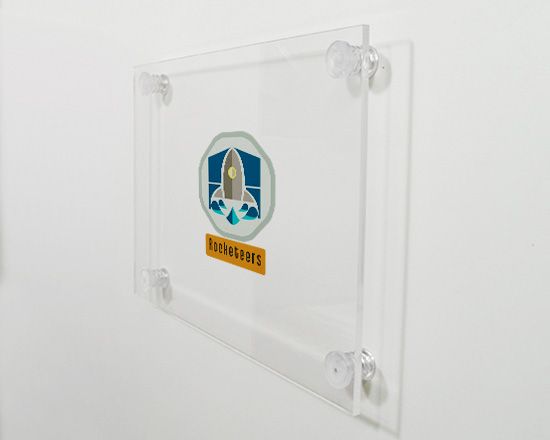 Stampa su plexiglass trasparente con distanziali