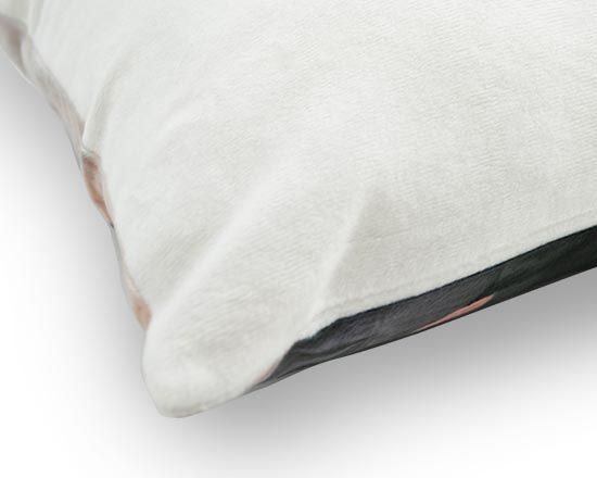 cuscino in ciniglia tampato su una facciata e bianco sull'altra