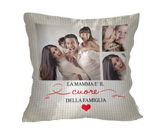 Il raffinato cuscino in raso con grafica collage