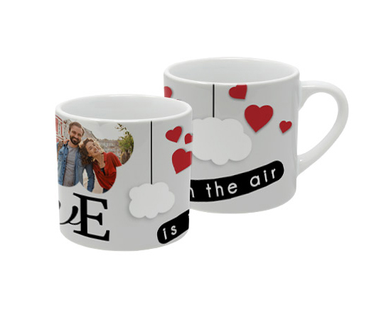 Tazzina da caffè con grafica con cuori e nuvole